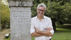 Iv�n Rivas, xunto ao monumento que recorda a Benito Vicetto -historiador local que estudou a orixe medieval de Ferrol- no parque municipal Ra��a Sof�a.