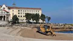 Comienzan los trabajos para formar la duna de prevenci�n de Riazor