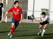 Kadete, a la derecha, trata de controlar el bal�n en un partido en el campo de O Sango�edo.