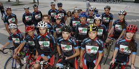 Antes de finalizar la temporada, los ciclistas se reunieron en la Praza do Concello. 