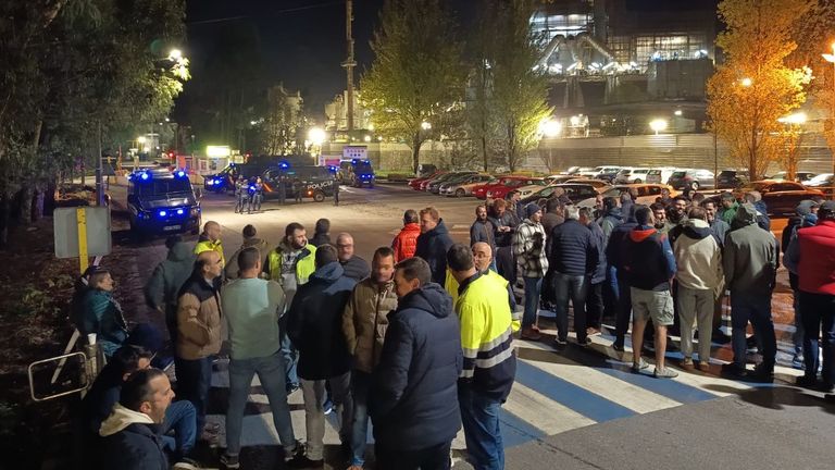 Decena de trabajadores de Ence se concentraron ante la fbrica esta pasada madrugada, en el primer da de huelga