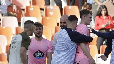 Claudio Gir�ldez y sus jugadores, celebrando el triunfo del Celta ante el Valencia.
