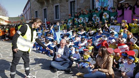 Los nios del Jaime Balmes disfrazados de contedores de reciclaje. VOZ NATURA