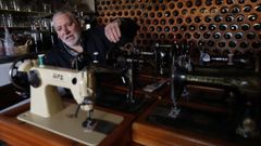 Jesus Carrera repara m�quinas de coser antiguas