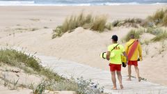 Vigilantes en el arenal de A Frouxeira, en Valdovi�o, esta misma semana