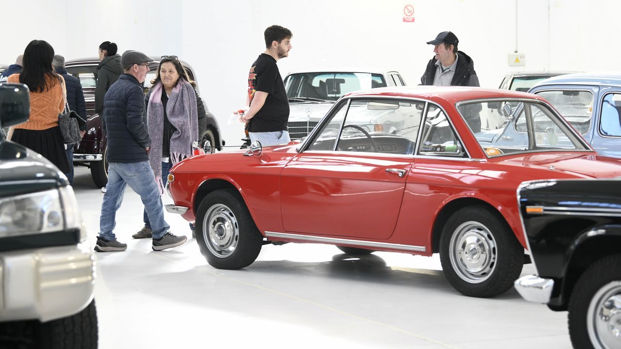 Las joyas clásicas del motor atraen a numeroso púbico al salón de A Estrada