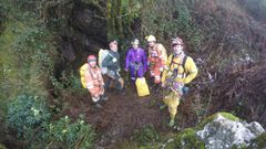 Miembros de Val da N�boa ante la entrada de la cueva de Aradelas, en la sierra de O Courel