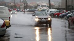 La formación de bolsas de agua es uno de los principales peligros en las carreteras de Barbanza.