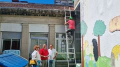 La tercera fase de reforma del CEIP Froebel de Pontevedra, que comprende el cambio de las cubiertas que faltan, es una de las cuatro actuaciones. En la imagen, en una visita de julio del 2023