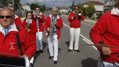 Jos� Blanco, en el centro de la imagen, con la charanga Nova Terras de Trives