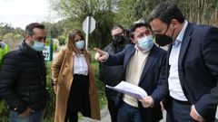 Visita del presidente provincial (derecha) a Cari�o, en una fotograf�a de archivo
