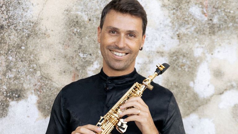 El saxofonista  Jo�o Pedro Silva