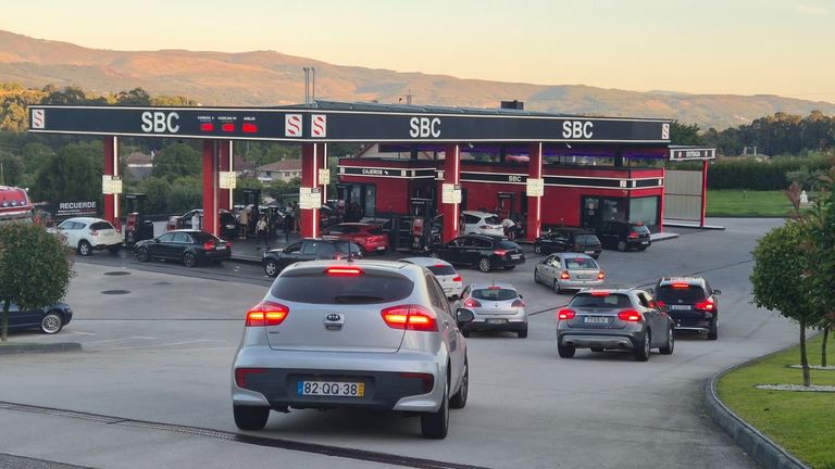 El trabajo fue constante durante toda la jornada en las estaciones de Areas, donde se concentran varios de los surtidores de bajo coste.