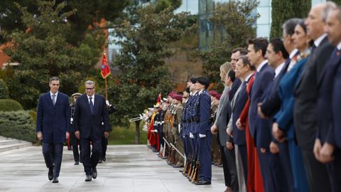 El presidente del Gobierno, Pedro Snchez (i), junto al jefe de Gobierno marroqu Aziz Akhannouch (2i) durante la ceremonia de bienvenida antes de la reunin de alto nivel entre ambos pases, este jueves, en el Palacio de la Moncloa.