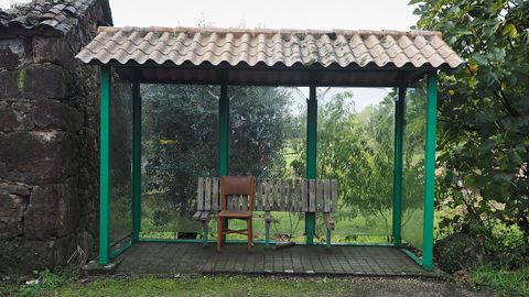 Si el banco original se deteriora, nada como una silla para sustituirlo, como se ve en esta imagen tomada en Ermedelo