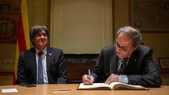 En una imagen de archivo, el expresidente catal�n Carles Puigdemont y el presidente Quim Torra en la Casa de la Generalitat de Catalu�a en Perpi��n