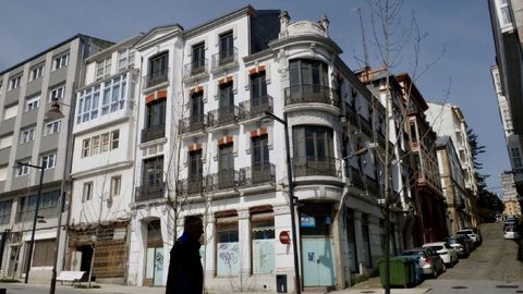 La Casa Borr�s de Ucha, construida en torno a 1920, se alza en la confluencia de la calle de la Iglesia con M�ndez N��ez