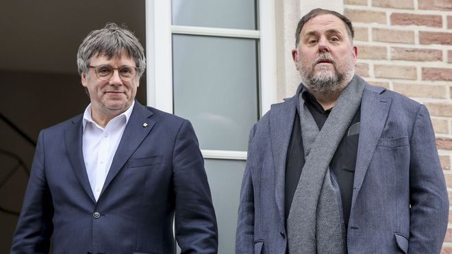 El presidente de Junts, Carles Puigdemont, y el de ERC, Oriol Junqueras, en una reuni�n mantenida en Waterloo (B�lgica).