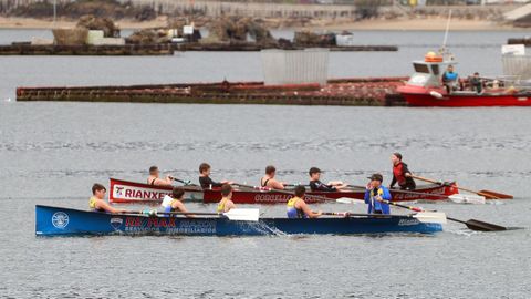 Los bateles de Cabo da Cruz y Rianxo en plena competici�n en aguas boirenses.