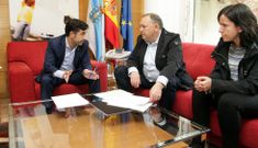 Rey Varela, L�pez Varela y Patricia Bello en el despacho del conselleiro en Santiago. 