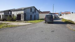El acceso a los chal�s y a la escuela infantil se realiza por una pista muy estrecha