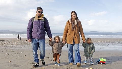 Mauro, con chaqueta marrón, caminando entre sus padres y su hermano Lois.