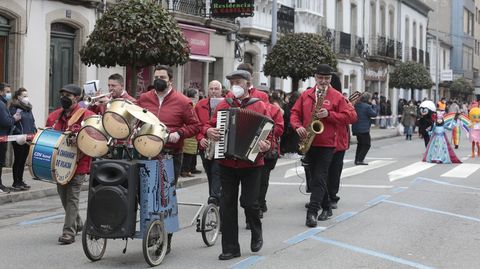 Una charanga entre las comparsas que recorrieron las calles de Vilalba