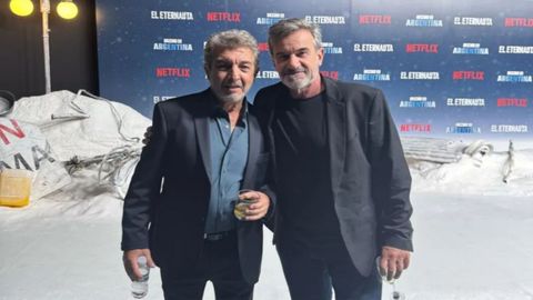 Gabriel Fernández (derecha) junto a Ricardo Darín en la presentación de la serie «El Eternauta» que ambos protagonizan