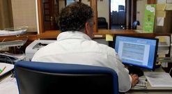 Un trabajador del Concello larach�s consultaba ayer los datos del censo, que se exponen hasta el d�a 10.