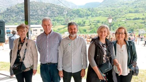 Calvo, en el centro, durante su visita a Proaza