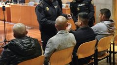 Los cuatro acusados de integrar una red de narcobuzos que intent introducir en Asturias ms de 72 kilos de cocana por el puerto de Avils sentados en el banquillo de los acusados este jueves durante su juicio en la Seccin Segunda de la Audiencia Provincial de Oviedo.