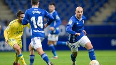 Pombo conduce el baln durante el Real Oviedo-Las Palmas