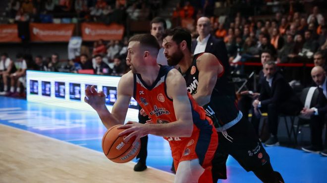 Joe Cremo maneja el bal�n en el encuentro contra el Fibwi Palma.