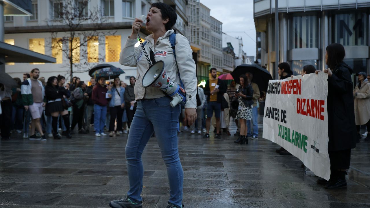 Decenas de personas rugen en A Coruña contra la crisis habitacional: «Quero independizarme antes de xubilarme»