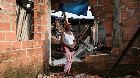 Miriam Mosquera, de 67 a�os, entre los restos de su casa en Buenaventura