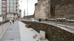 La nueva acera entre San Roque y la Muralla est� casi lista
