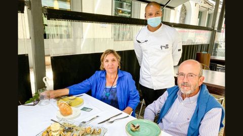 El matrimonio gijons, con Alexis Hernndez, el pasado 7 de julio, cuando celebraron su aniversario de bodas en El Campanu de Gijn