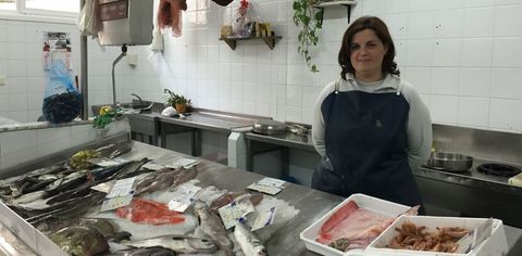 Tania Rodr�guez hered� el puesto de pescado de su madre tras la jubilaci�n de esta. 