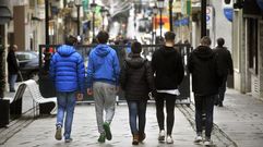 J�venes caminando por el centro de Ferrol