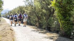 Caminantes por el malec�n de O Couto, Ponteceso, este verano