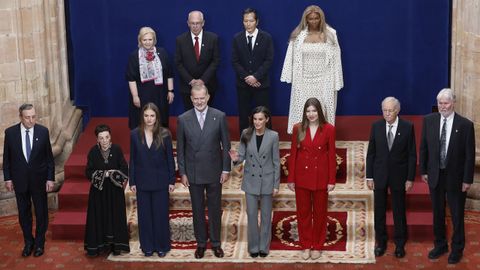 Los reyes Felipe VI y Letizia junto a la princesa Leonor (3i) y la infanta Sof�a (3d) posan con los galardonados con los �Premios Princesa de Asturias 2025�, este viernes en la capital asturiana, horas antes de la ceremonia de entrega de los Galardones