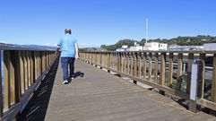 La pasarela de las mariscadoras, renovada y dotada de luminarias en Os Praceres