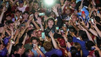 El presidente de Argentina, Javier Milei, rodeado de seguidores, durante un acto electoral en octubre