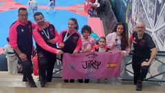 Valeria Fern�ndez, la tercera por la izquierda, luce su medalla de oro arropada por compa�eros.