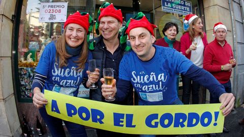 Celebraci�n en la administraci�n de la callle Jovellanos de Oviedo que han repartido parte del gordo y del quinto premio