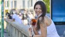 Una joven toma un aperitivo en la d�rsena de Mil�n