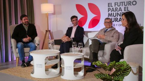 El alcalde de Cambados, Samuel Lago, el director de Banca Sectorial de Abanca, Jess Combarro, y uno de los fundadores de Hifas da Terra, Francisco Fernndez de Ana Magn con la periodista Gladys Vzquez.