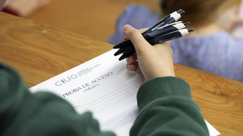 Un alumno, ante unos bolígrafos y el cuadernillo de las pruebas de selectividad, en una imagen de archivo.
