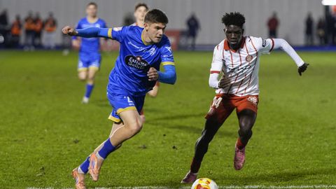 Adri�n Guerrero escap�ndose de un jugador del Girona