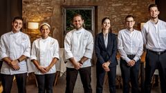 Ruiz Gallard�n, el propietario, evita salir en las fotos para �no quitarle protagonismo al equipo�. En la imagen los trabajadores que han hecho realidad el sue�o de conseguir una estrella Michelin